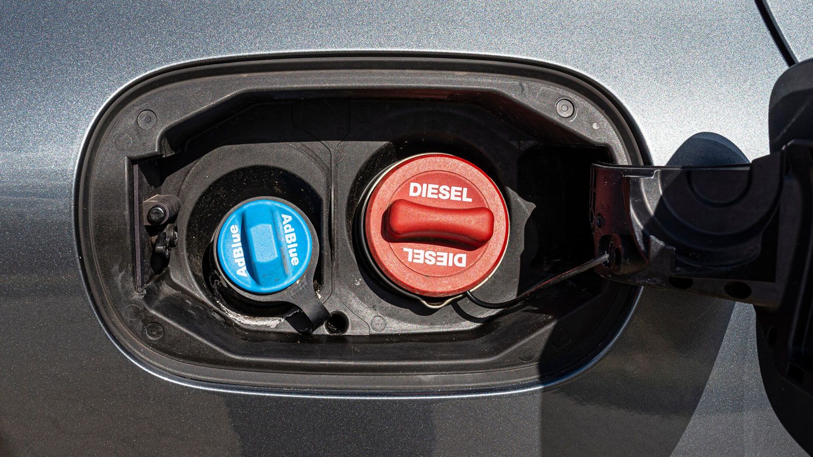 AdBlue: Τι είναι, πόσο απαραίτητο είναι και κάθε πότε θέλει γέμισμα
